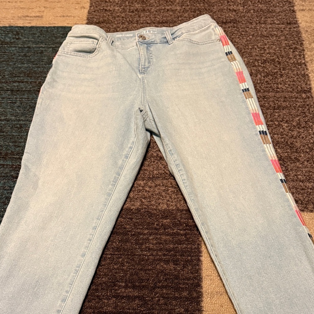 Style & Co. Light Blue Curvy Capri Jeans with Embroidered Side Stripe Size 8P